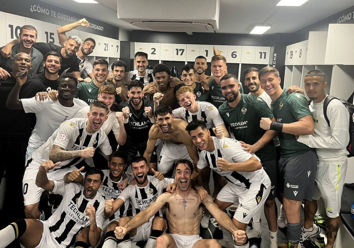 Los jugadores del CD Castellón celebrando su victoria de esta temporada contra el Intercity