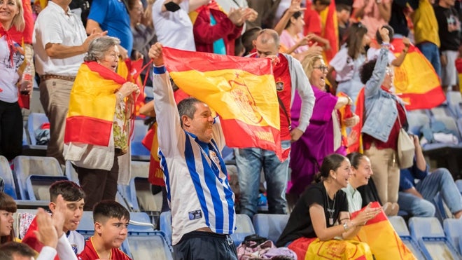 Aficionados en un partido de la selección absoluta en 2014 en el Nuevo Colombino