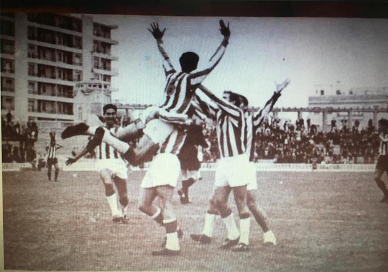 Arche celebra con sus compañeros un gol en una imagen ya para el recuerdo