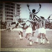 Arche celebra con sus compañeros un gol en una imagen ya para el recuerdo