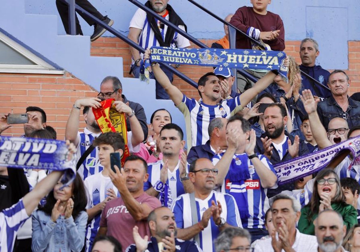 Aficionados del Recreativo en un partido en el Nuevo Colombino