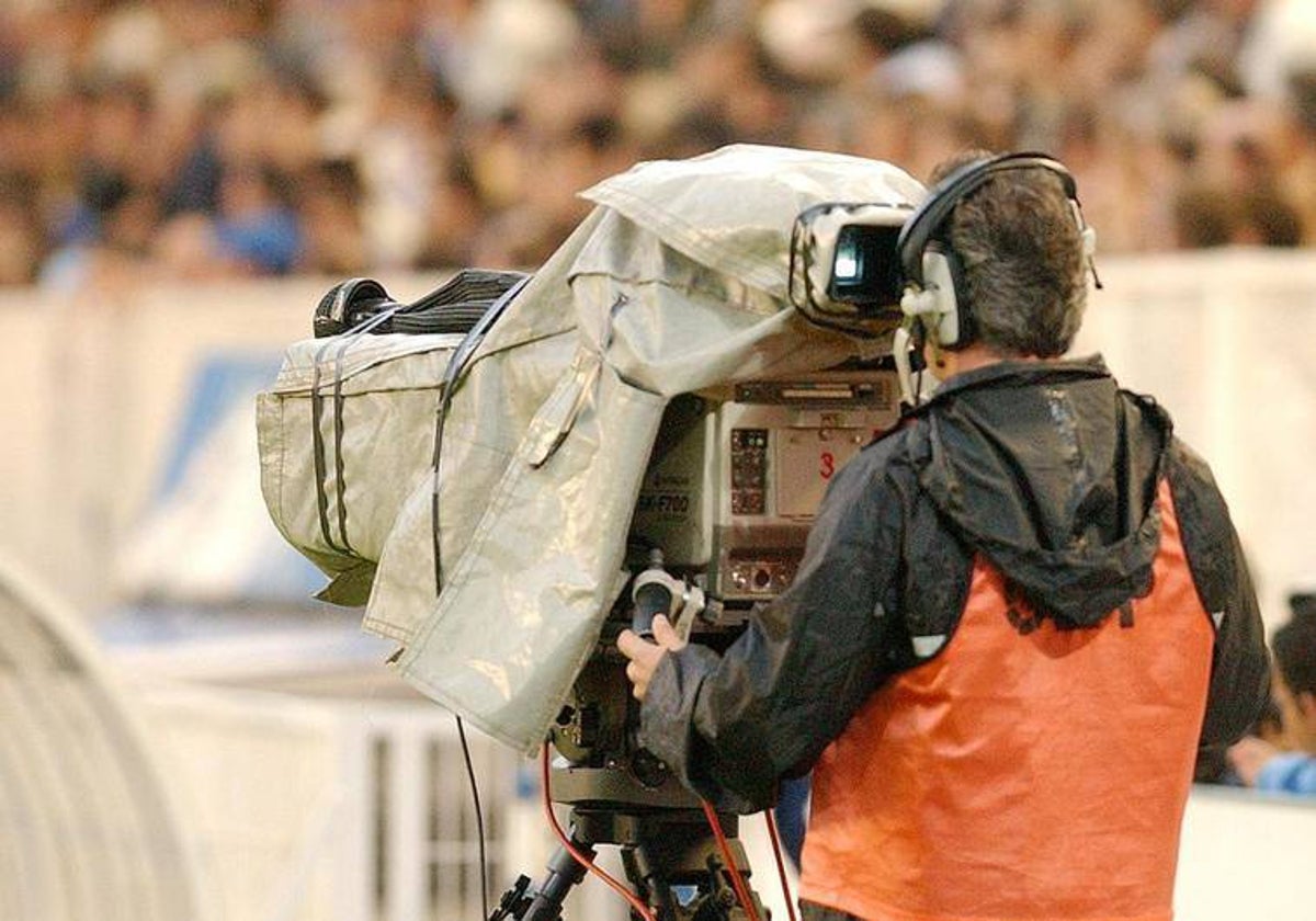 Operador de cámara en la retransmisión de un partido de fútbol