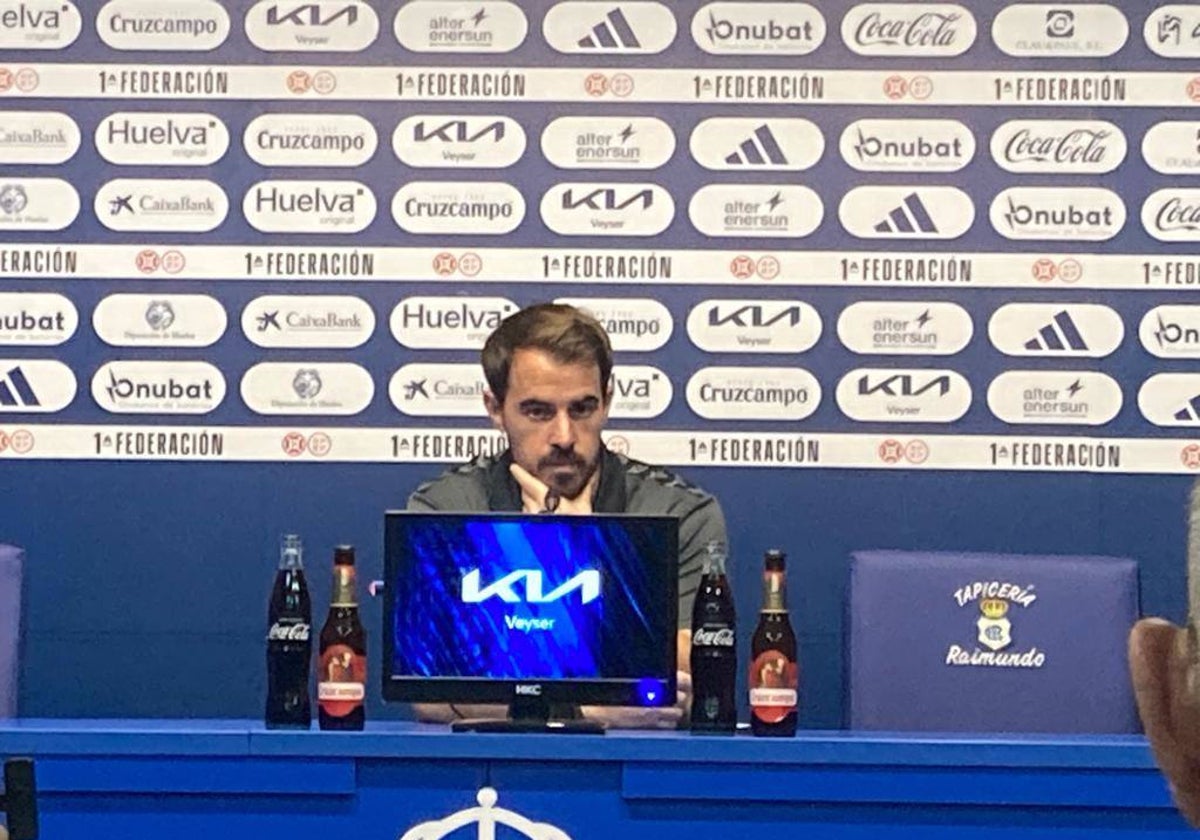 Manolo Sánchez, en la sala de prensa del Nuevo Colombino