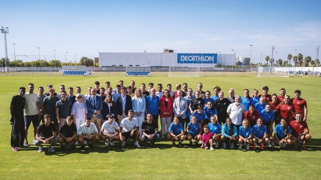 Los jugadores y jugadoras del Recreativo y el Sporting Huelva en el césped esta mañana