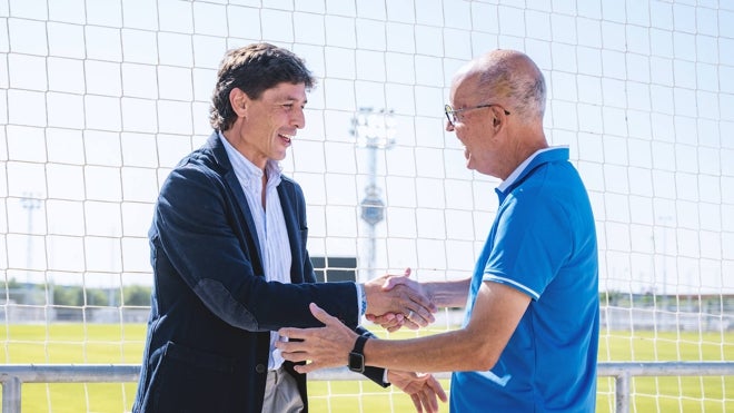 Antonio Toledo recibiendo la felicitación de Jesús Vázquez