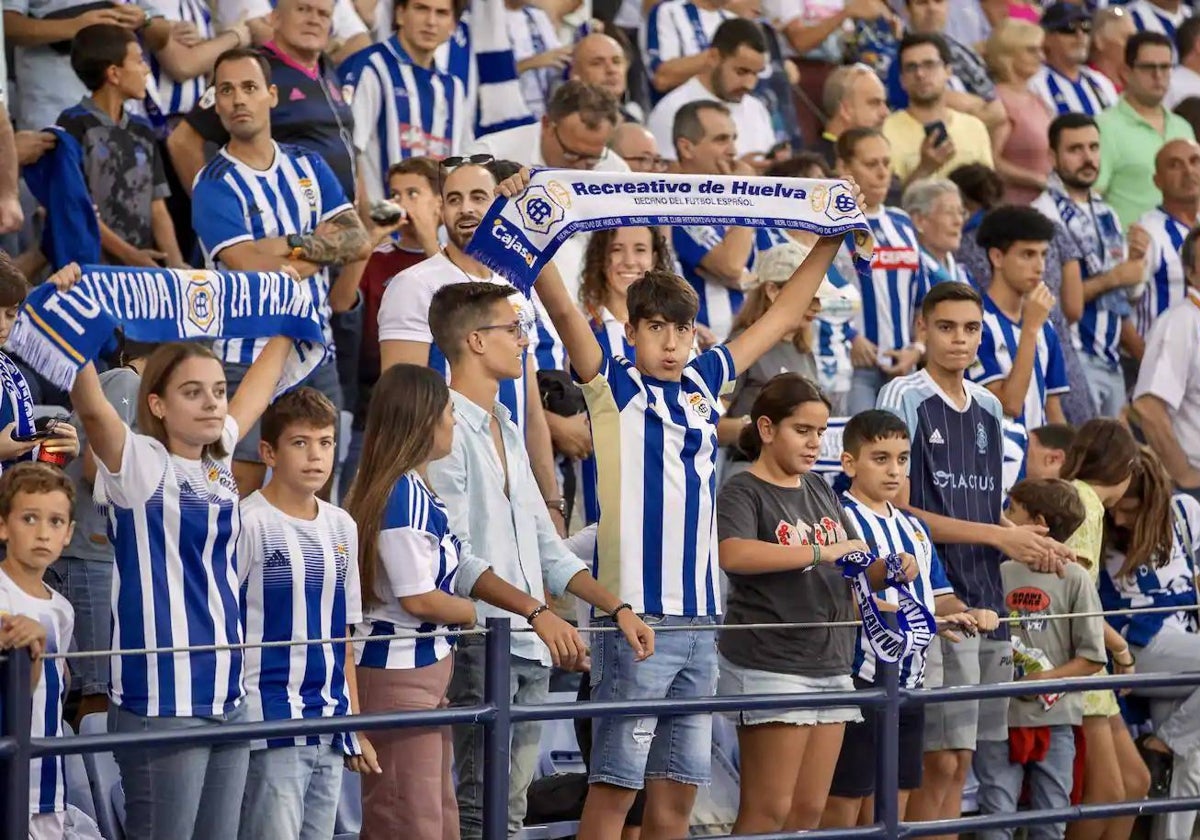 Aficionados del Recre en la grada en el último partido en el Colombino frente al Málaga