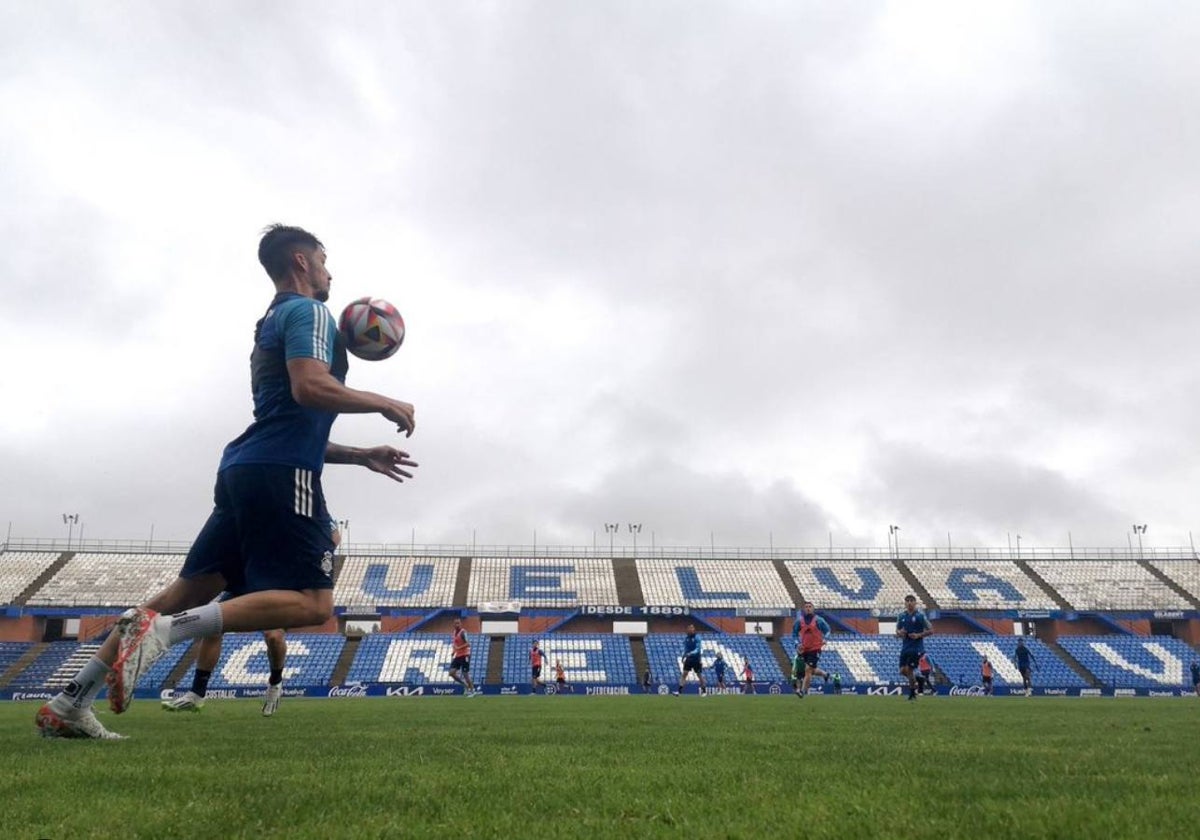 NEntrenamiento en el Nuevo Colombino, escenario del Recreativo-Alcoyan
