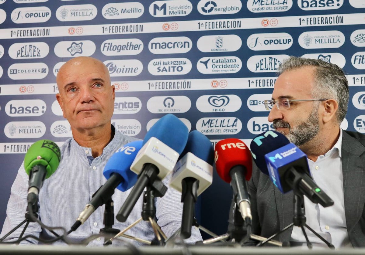 Miguel Rivera en su despedida junto al presidente de la Unión Deportiva Melilla