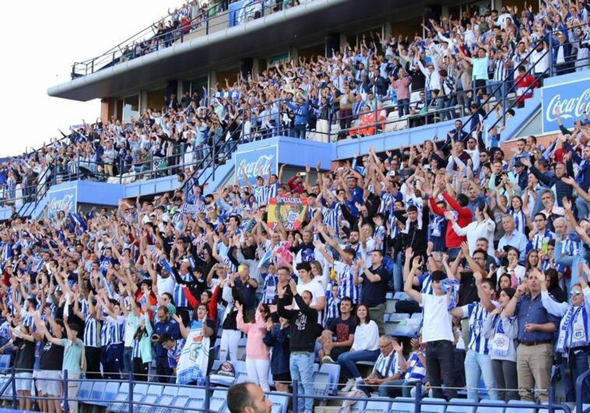 Aficionados recreativistas en las gradas del estadio Nuevo Colombino