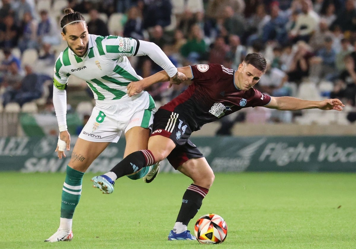 David del Pozo forcejeando por el balón con Dragisa Gudelj