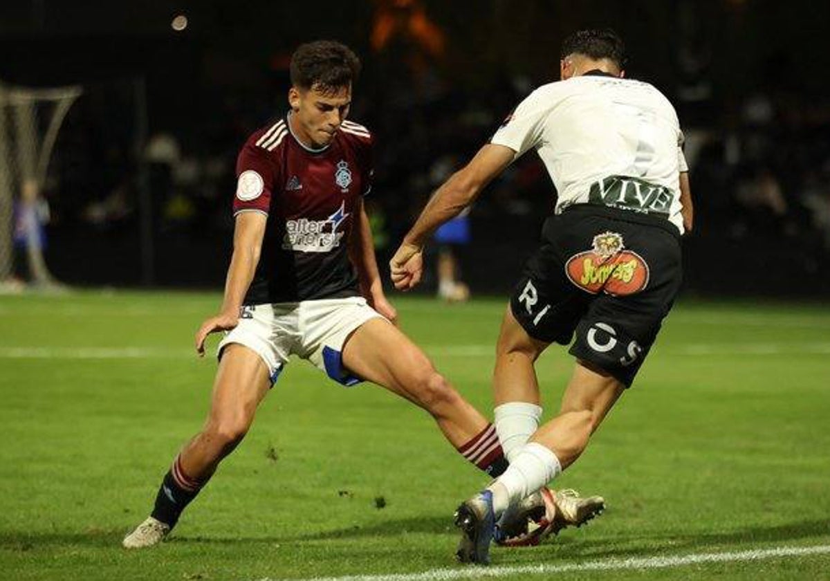 El canterano del Recreativo Ale Santos defendiendo a un jugador del Tudelano