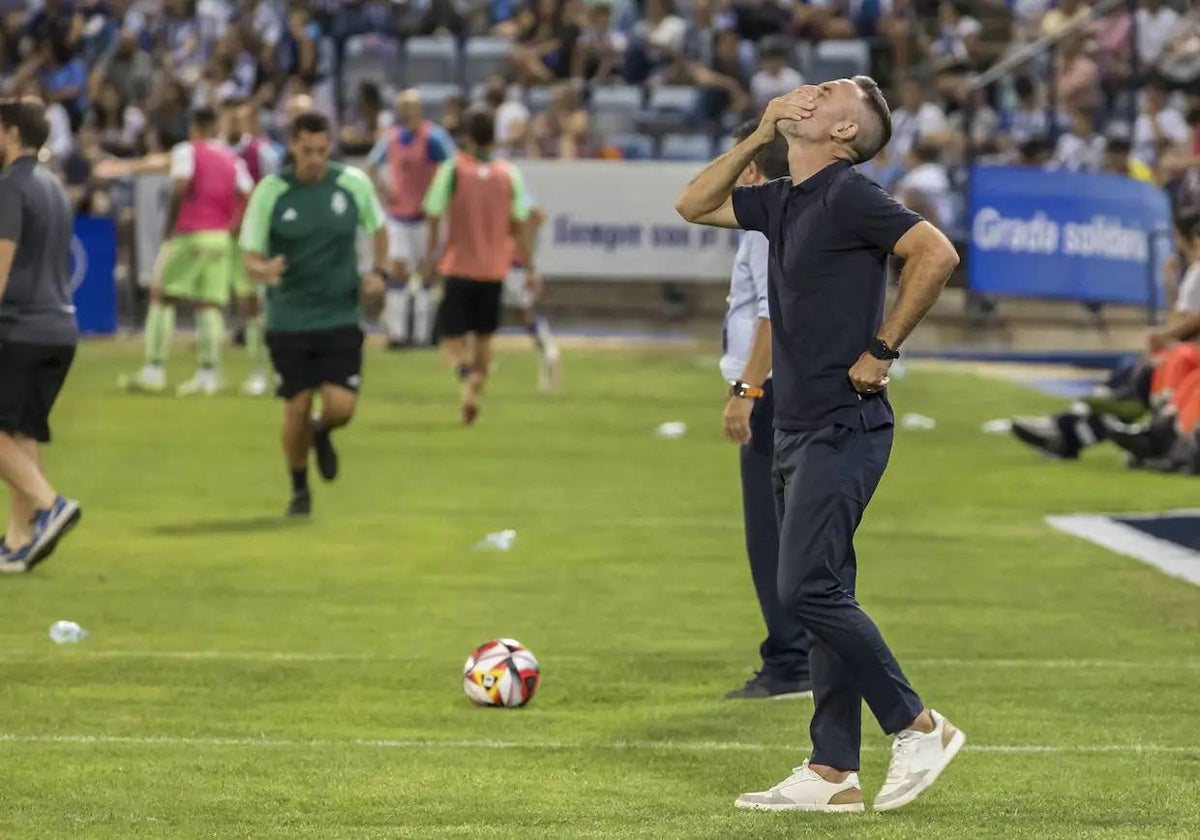 Abel Gómez se lamenta de una ocasión desperdicada por su equipo en el Recreativo-Málaga