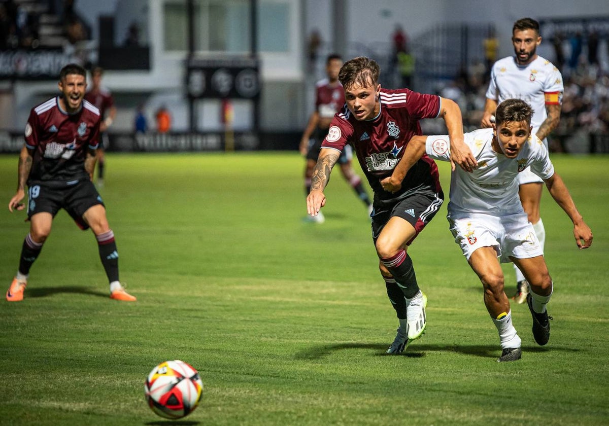 Sergio Díez defendiendo a un rival durante el Ceuta-Recreativo de esta temporada