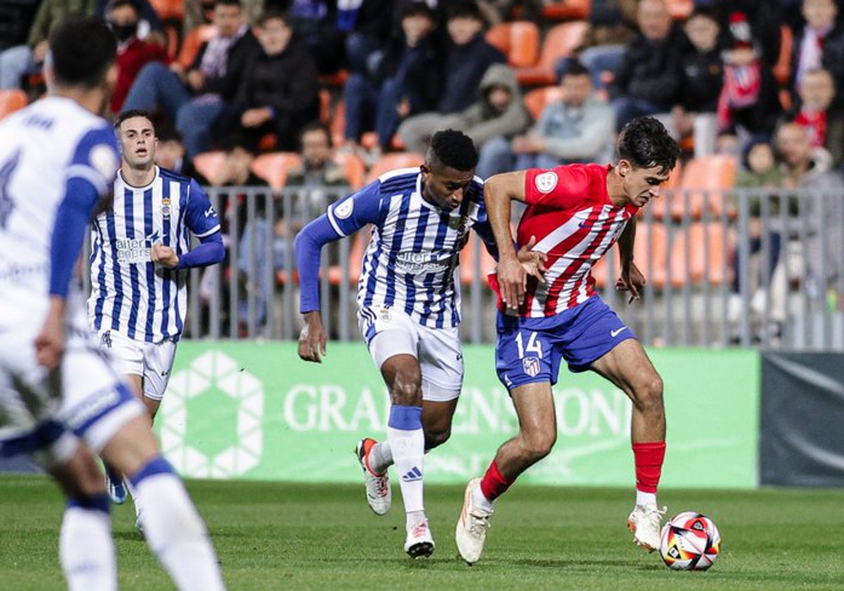Josiel Núñez persiguiendo a un rival del Atlético de Madrid B