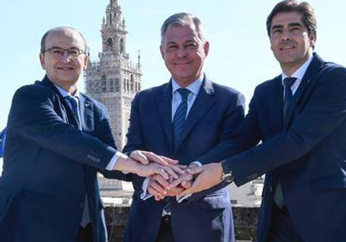 José Castro, a la izquierda, en un acto esta semana con el presidente del Betis y el alcalde de Sevilla