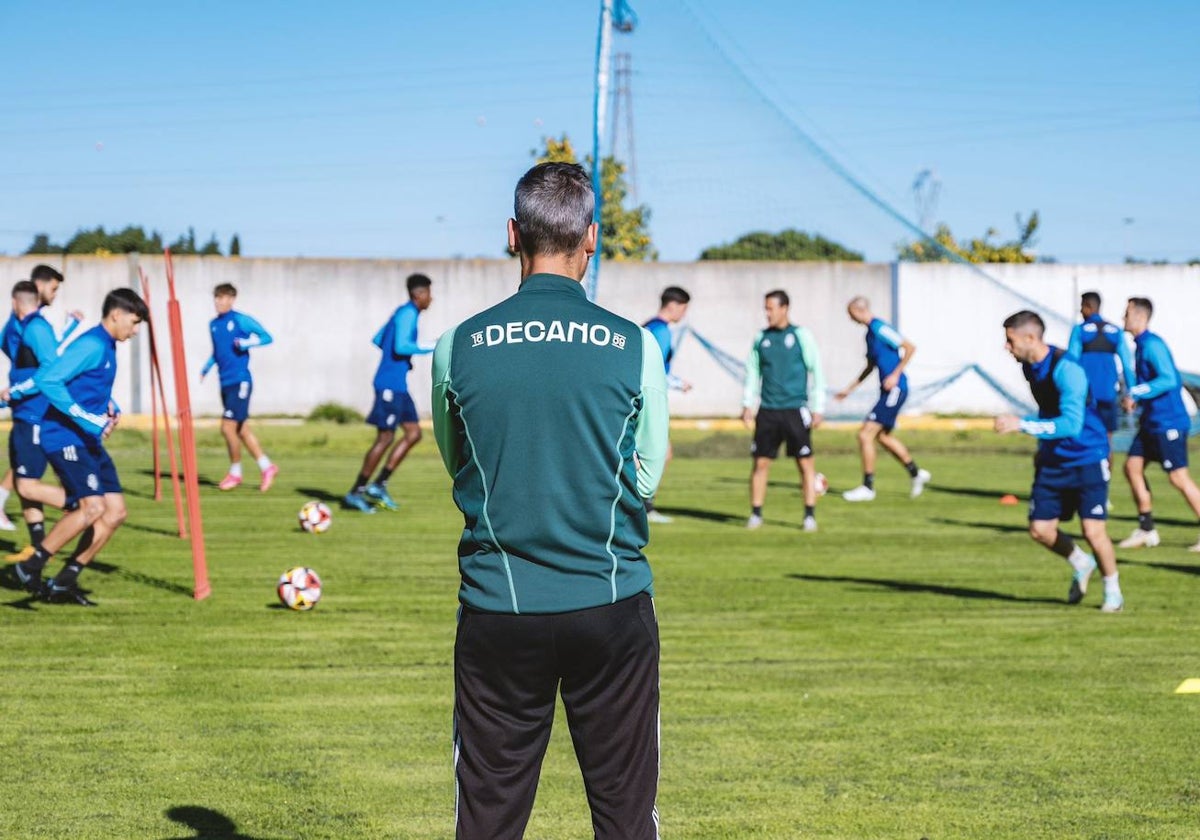 Abel Gómez contempla el entrenamiento de su equipo