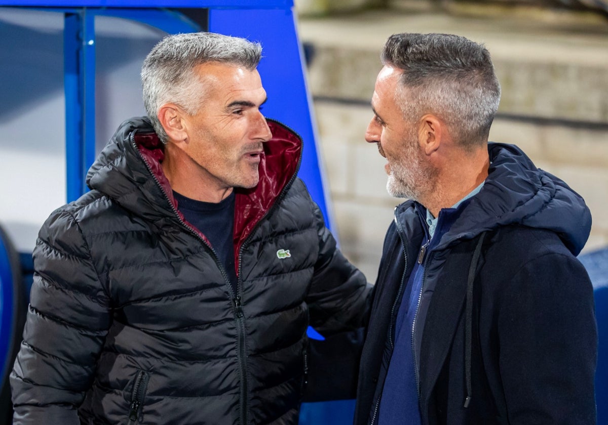 Abel Gómez dialogando con Vicente Parras antes de iniciarse el Recreativo-Alcoyano