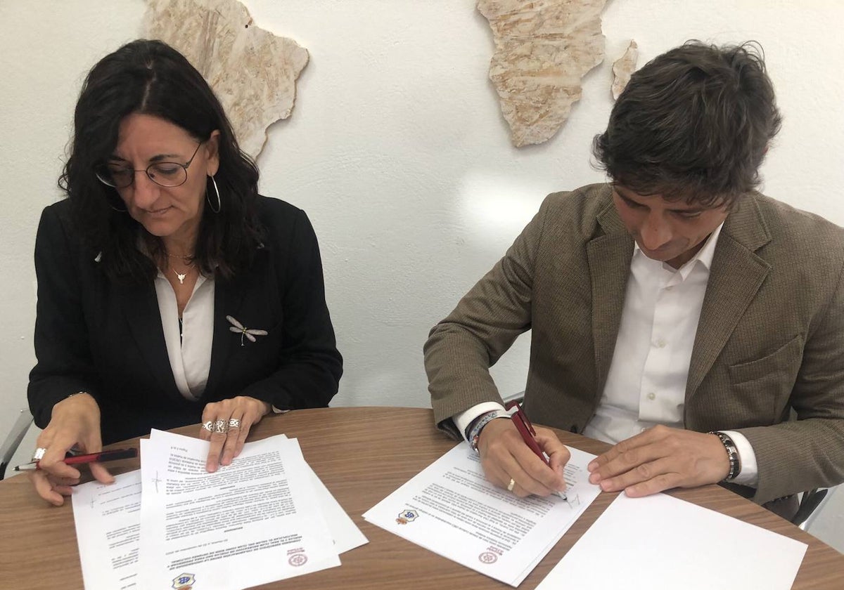 María Antonia Peña y Jesús Vázquez firman un convenio