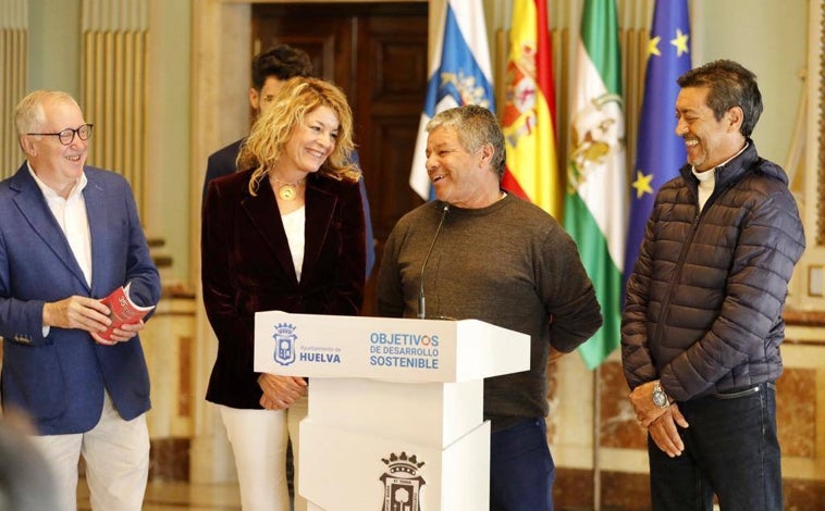Imagen principal - De nuevo juntos en Huelva Alzugaray y Luzardo, los uruguayos que marcaron una época en el Recreativo