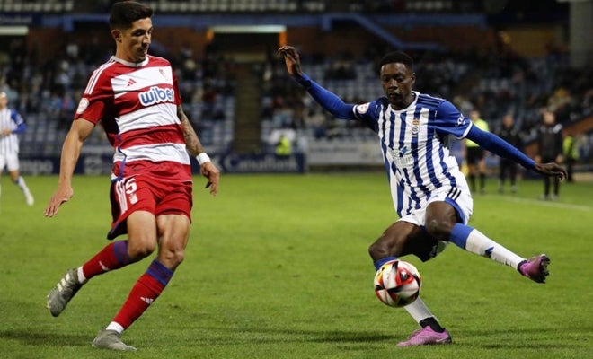 Rahim controlando el balón ante un defensa del filial rojiblanco