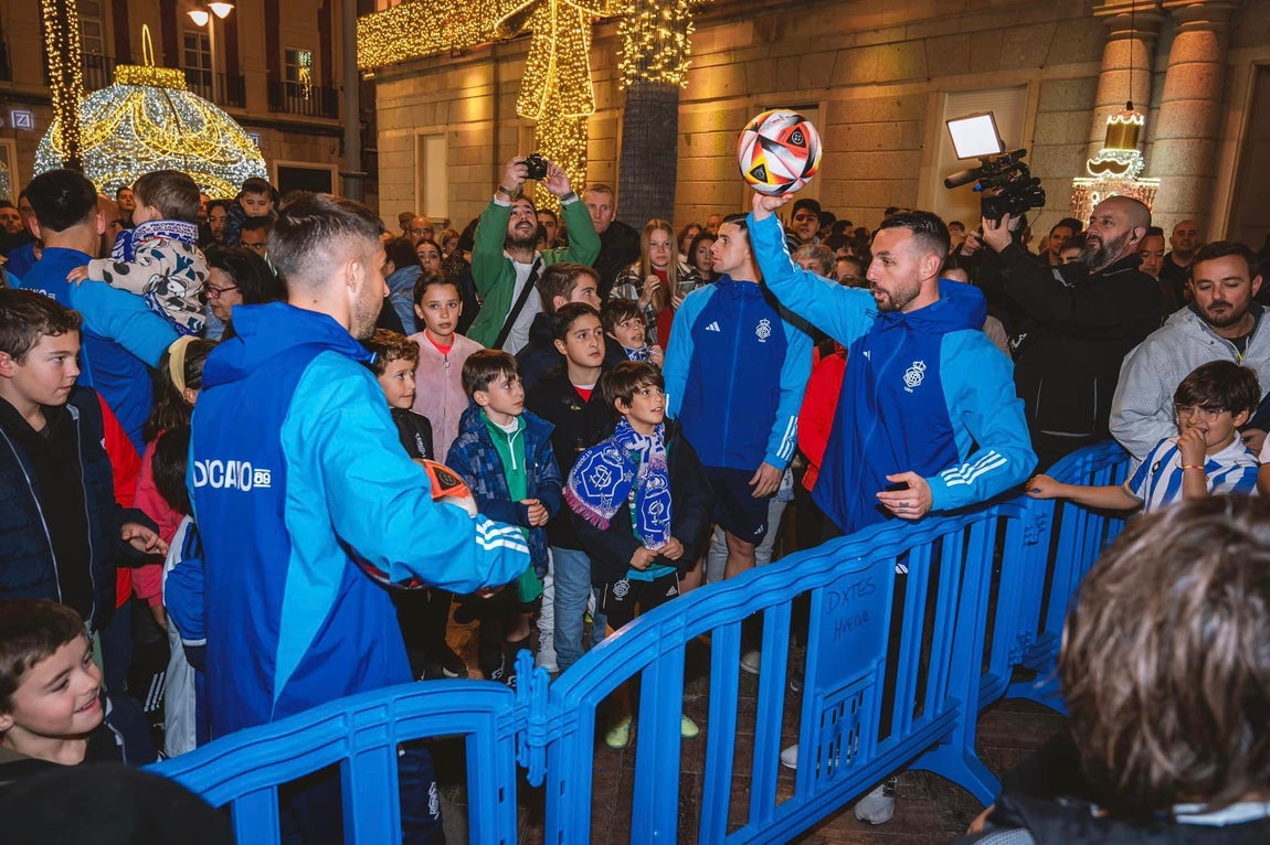 Las imágenes del entrenamiento del Recreativo a las puertas del Ayuntamiento de Huelva