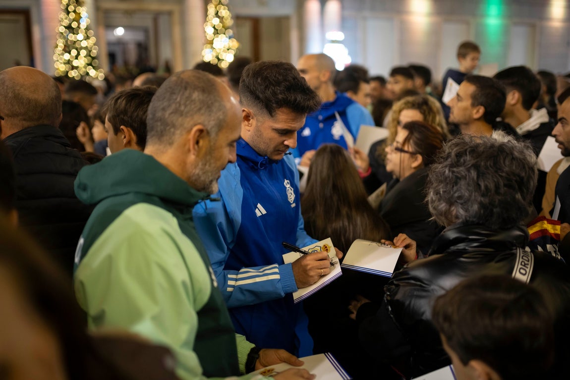 Las imágenes del entrenamiento del Recreativo a las puertas del Ayuntamiento de Huelva