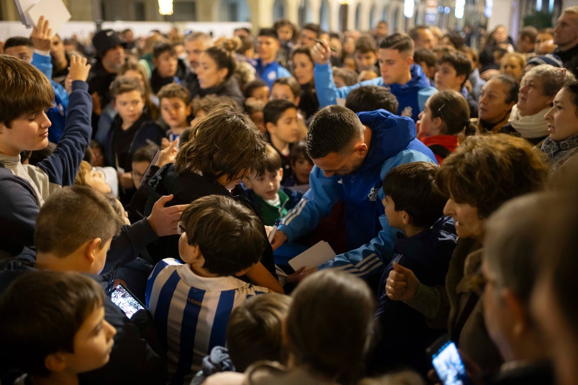 Las imágenes del entrenamiento del Recreativo a las puertas del Ayuntamiento de Huelva