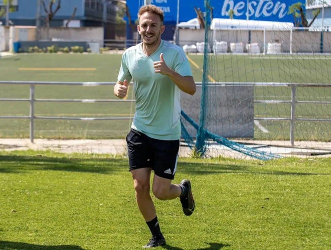 Víctor Morillo realizando carrera continua en el césped del Nuevo Colombino