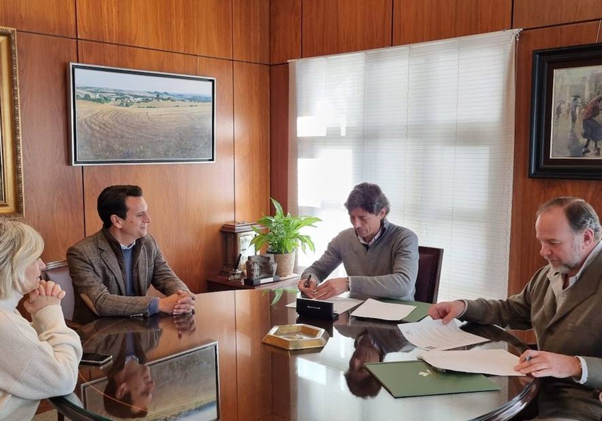 Firma del convenio entre el Recreativo de Huelva y Caja Rural del Sur