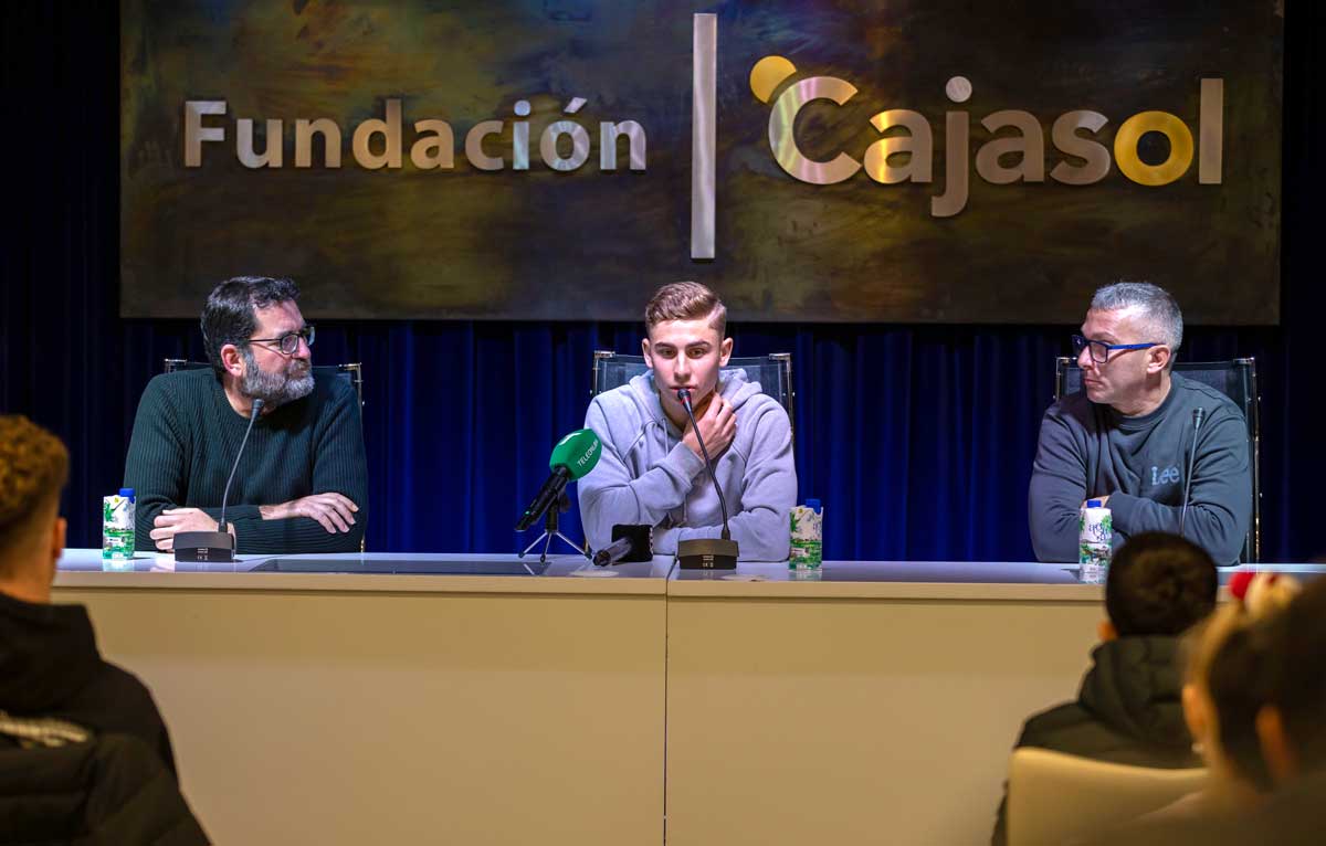 Las mejores imágenes de Fermín López con sus fans de Huelva