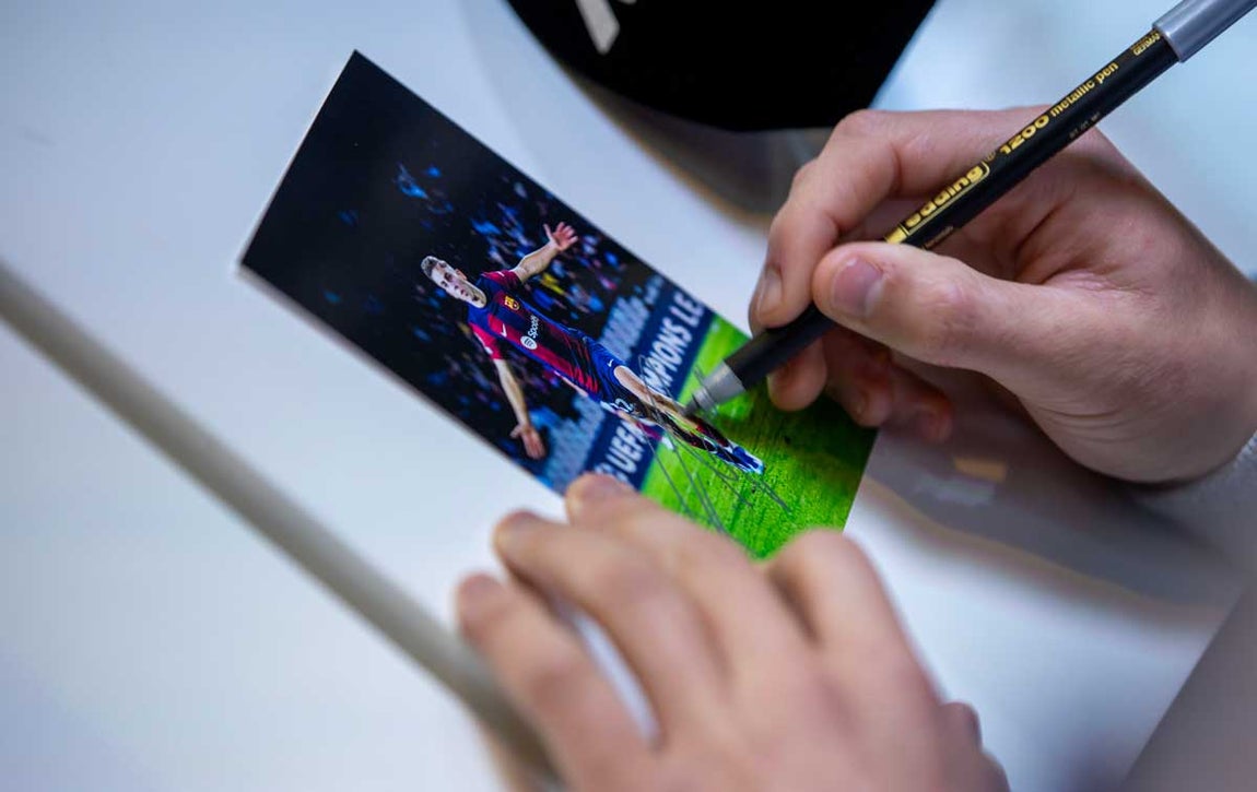 Las mejores imágenes de Fermín López con sus fans de Huelva