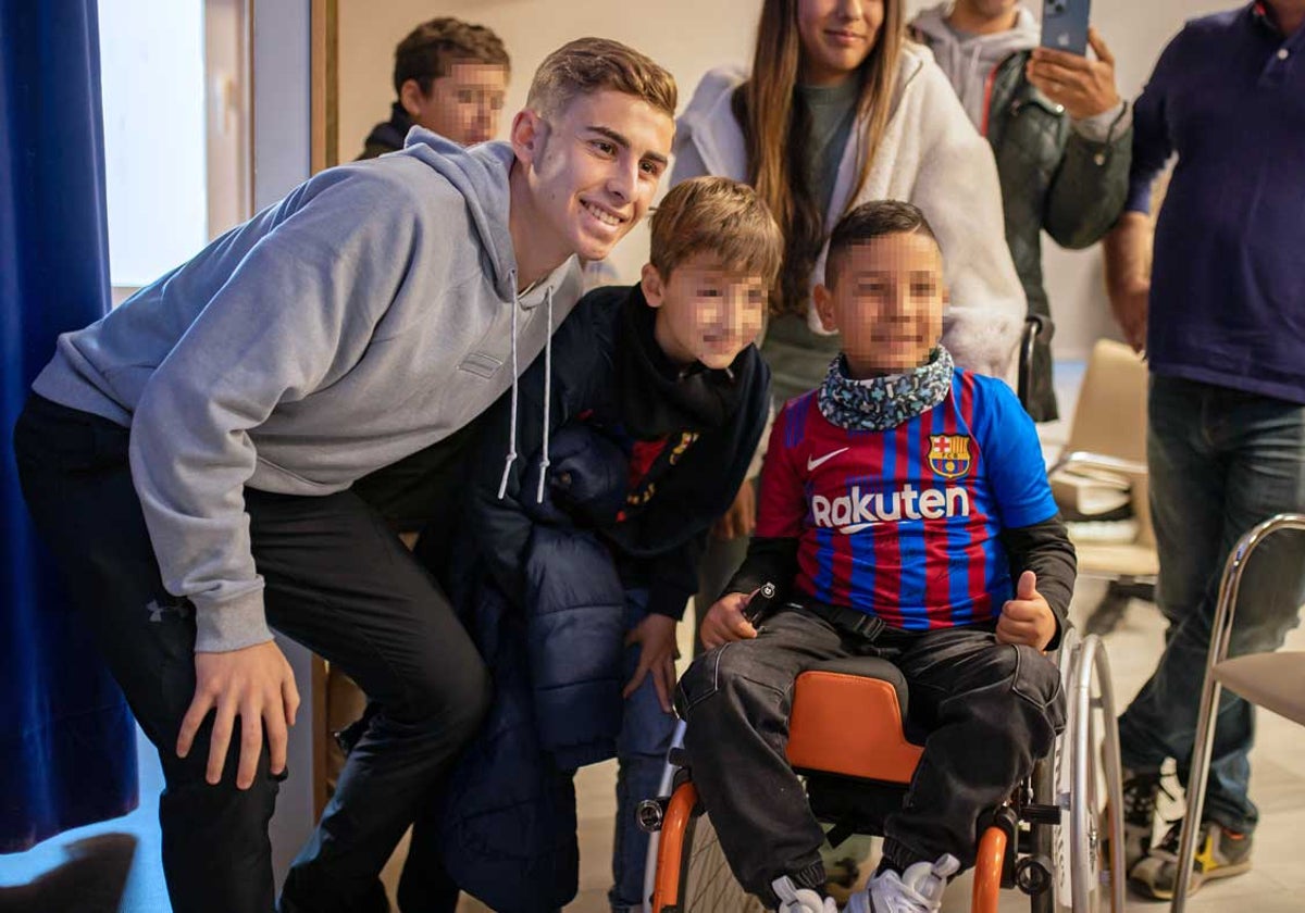 Fermín López se fotografía junto a dos admiradores