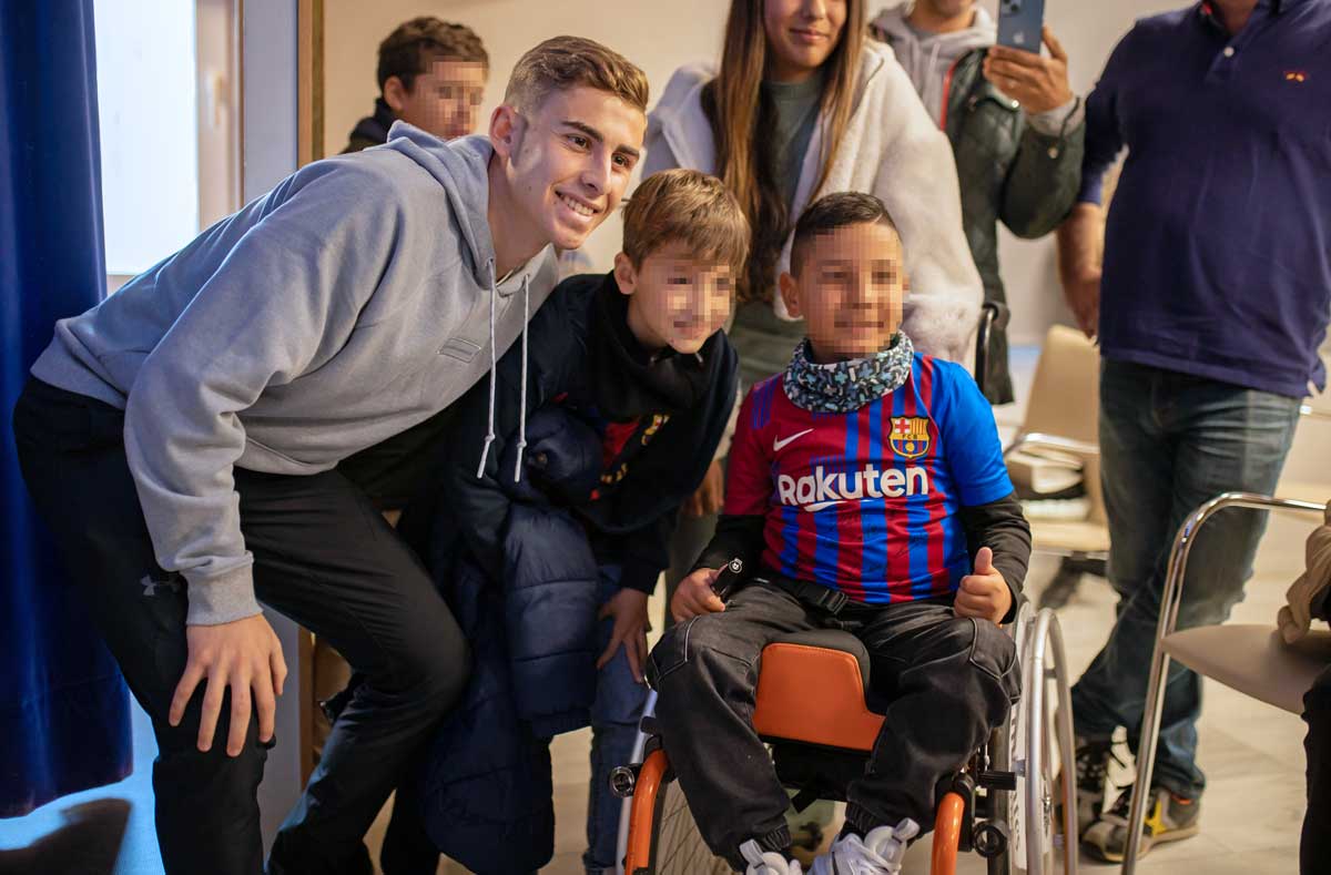 Las mejores imágenes de Fermín López con sus fans de Huelva