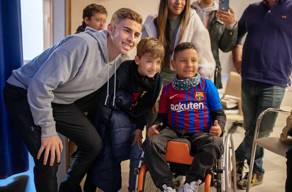 Las mejores imágenes de Fermín López con sus fans de Huelva