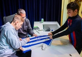 Fermín López lleva la ilusión a los niños de Huelva