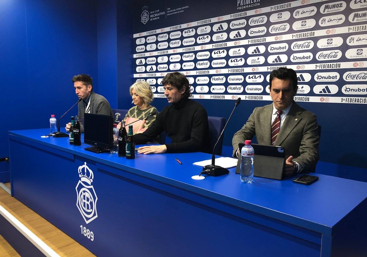 Jesús Vázquez, junto al resto de componentes del consejo de administración albiazul