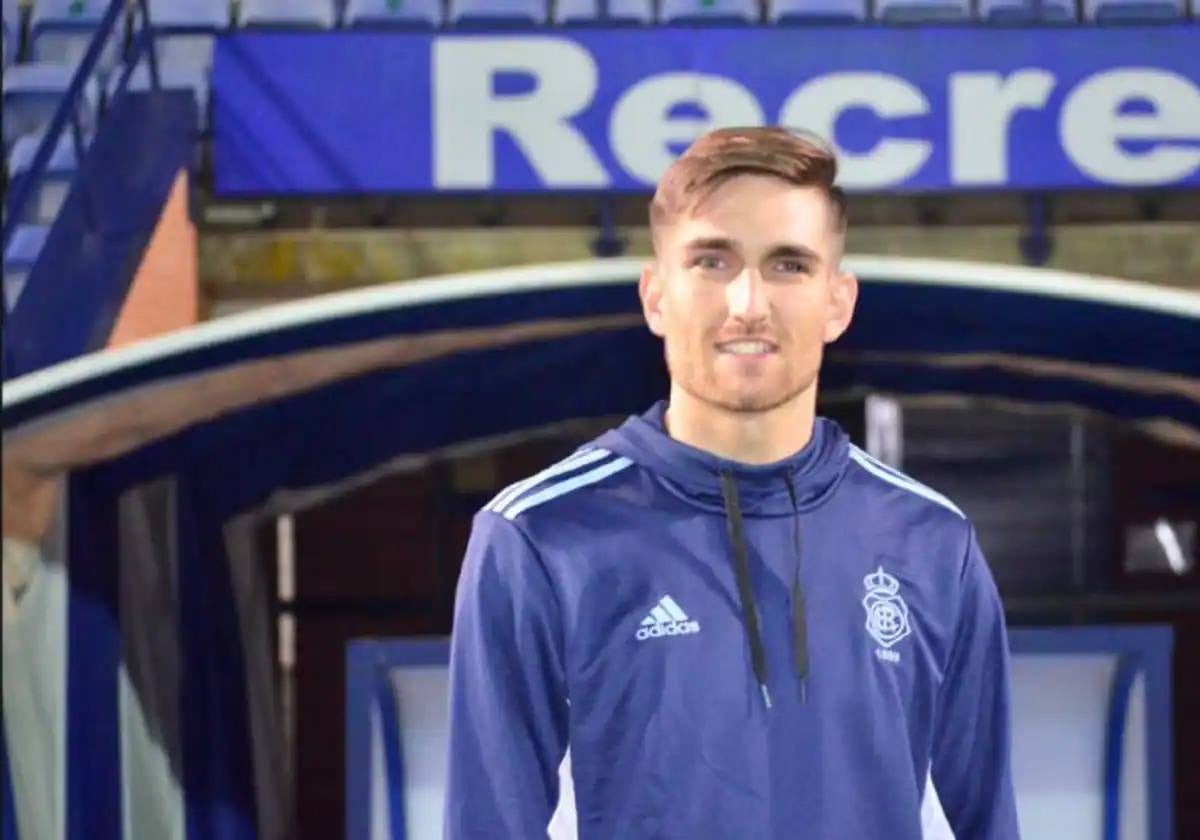 Antonio Miguel Salinas en el césped del Nuevo Colombino