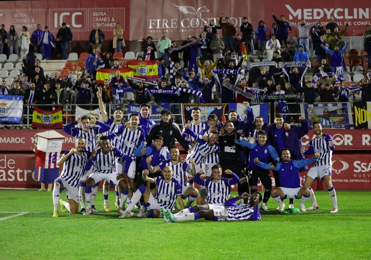 Los jugadores del Recreativo celebrando su victoria en Algeciras