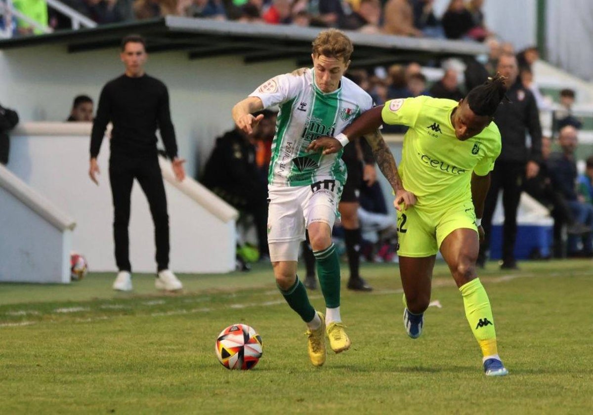 Un lance del Antequera-Ceuta disputado este miércoles por la tarde en el estadio El Maulí