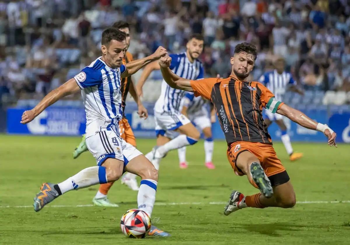 Nacho Heras golpeando el balón durante el Recreativo-Antequera de esta temporada