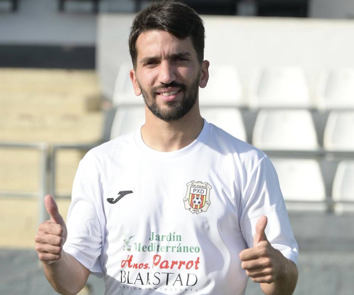 Víctor Barroso con la camiseta de su nuevo equipo