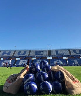 Imagen secundaria 2 - Centenares de aficionados del Recreativo han disfrutado de regalos y del partidillo del primer equipo y el filial en el Colombino