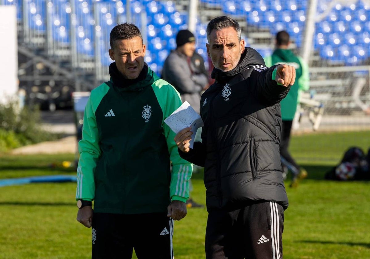 Abel Gómez junto a David Torrejón durante un entrenamiento de la plantilla albiazul