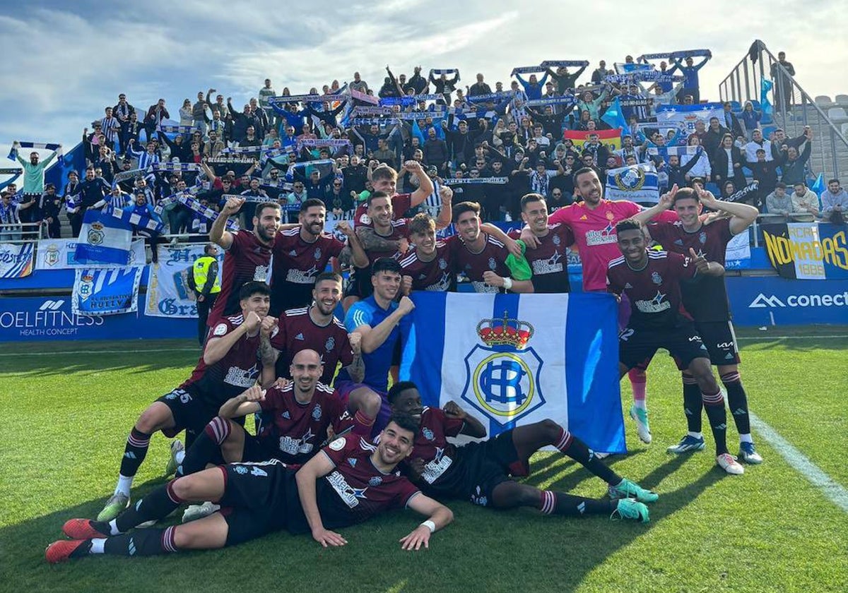 Jugadores del Decano y su afición celebran la victoria ante el Atlético Baleares