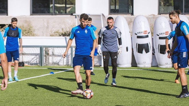 El jugador de La Puebla de Guzmán durante un entrenamiento de la plantilla albiazul