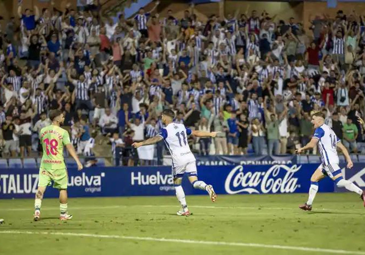 El Recreativo celebra con su afición un gol al Málaga en el partido de la primera vuelta