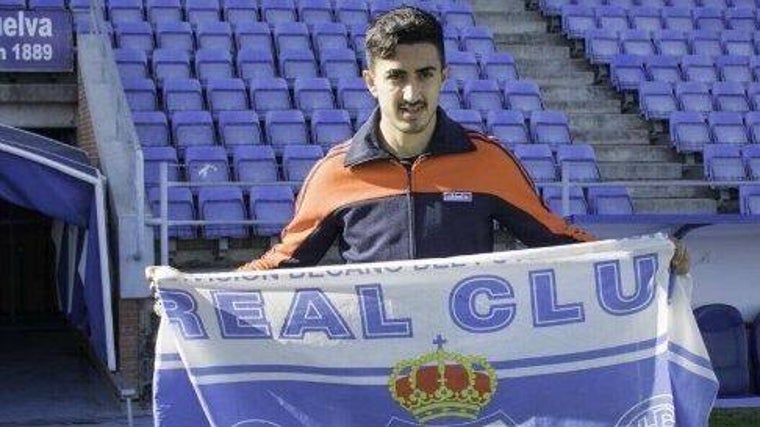 El centrocampista Toni Robaina Segura a su llegada a Huelva