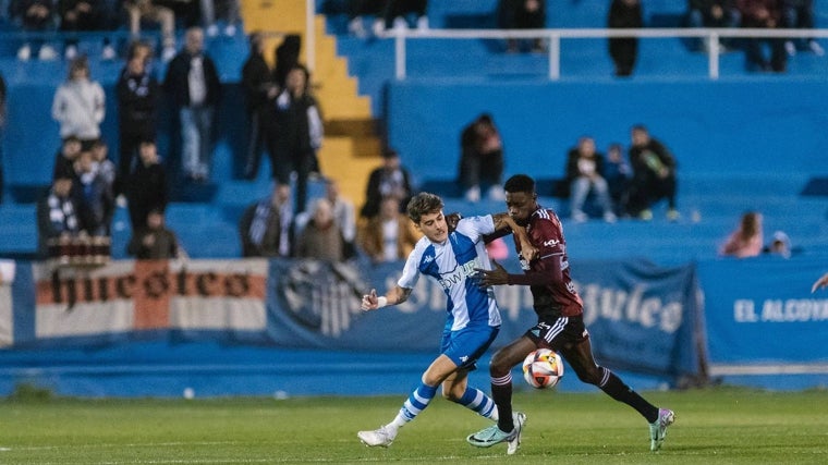 Rahim pugna con un rival durante el partido