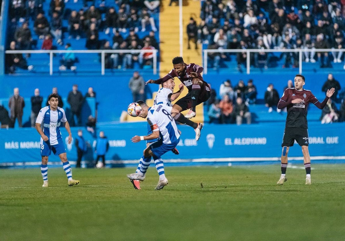 Josiel Núñez choca contra un rival en el Alcoyano-Recreativo