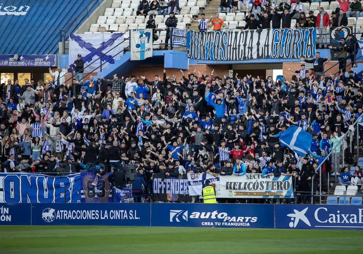 Aficionados del Recreativo en la grada en el partido ante el Córdoba